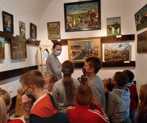 Uczniowie klasy I i II z przewodniczką na wystawie obrazów autorstwa regionalnych artystów