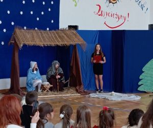 Narrator rozpoczyna Jasełka