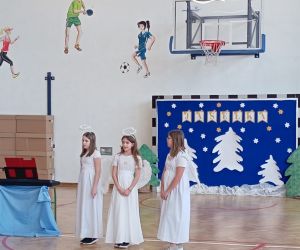 Dziewczynki przebrane za aniołki