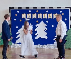 Scena przedstawiająca rozmowę współczesnych ludzi z aniołem