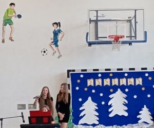 Uczennice śpiewają kolędę Cicha noc