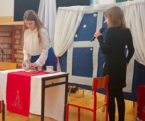 Rozmowa uczennic grających rolę matki i córki