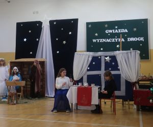 Uczennice w roli aniołów śpiewają pastorałkę