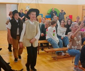 Uczniowie w roli pastuszków zmierzających do szopki