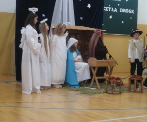 Uczniowie jako pastuszkowie składający dary