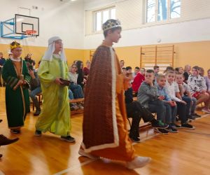 Uczniowie jako Trzej Królowie zmierzający do szopki