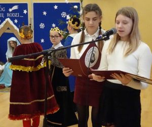 Dwie uczennice przy mikrofonie