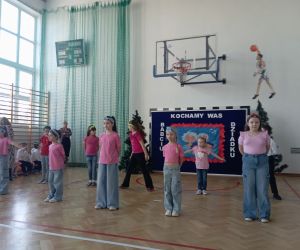 Uczniowie podczas tańca nowoczesnego