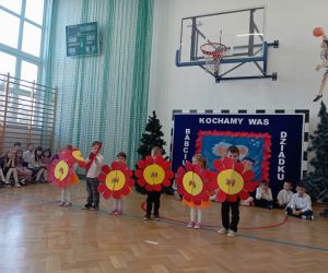 Uczniowie podczas tańca kwiatów