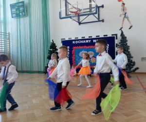 Dzieci tańczą z kolorowymi chustami