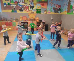 Przedszkolaki bawią się kolorowymi kartonowymi tubami