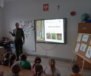 Leśnik przedstawia dzieciom prezentację multimedialną