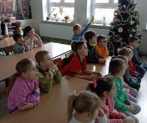 Dzieci słuchają opowieści leśnika