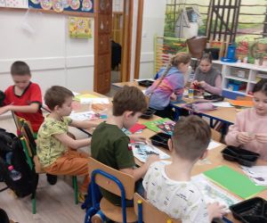 Uczniowie wykonują kalendarze dla Babci i Dziadka