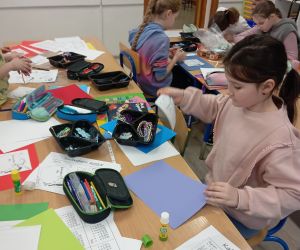 Uczniowie wykonują kalendarze dla Babci i Dziadka