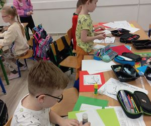 Uczniowie wykonują kalendarze dla Babci i Dziadka