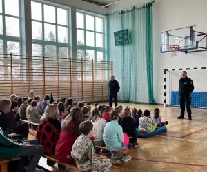 Policjanci omawiają z dziećmi podstawowe zasady bezpieczeństwa