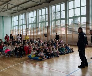 Uczniowie słuchają policjantów