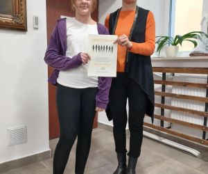 Przewodnicząca samorządu klasy piątej z panią Dyrektor prezentują certyfikat Zgranej Klasy