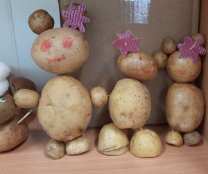 Wystawa ludzików ziemniaczanych wykonanych przez uczniów klasy czwartej