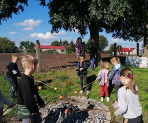 Uczniowie klas 1-3 pieką jabłka w ognisku