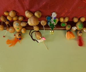 Wystawa stworków ziemniaczanych wykonanych przez uczniów klasy pierwszej