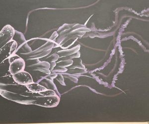 Obraz przedstawiający fioletową meduzę na czarnym tle