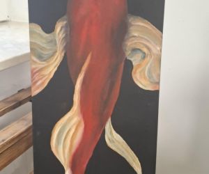 Obraz przedstawiający czerwono-żółtą rybę na czarnym tle