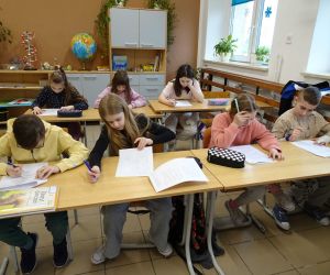 Uczniowie podczas rozwiązywania testu konkursowego