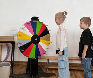 Uczniowie podczas zabawy z animatorką