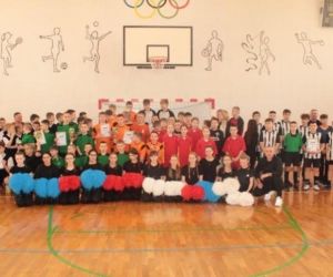 Uczniowie na wspólnym zdjęciu