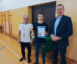 Kamil Próchnicki odbiera puchar i dyplom za I miejsce