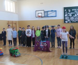 Babcia fitnes ćwiczy