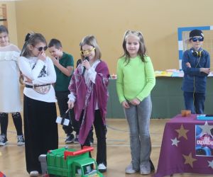 Babcia infuenserka robi sobie selfie