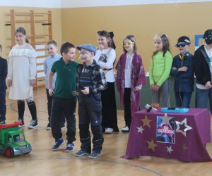 Dziadek mechanik naprawia samochód