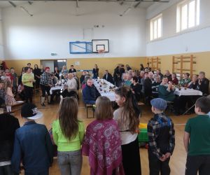 Dzieci śpiewają Sto lat dla Babć i Dziadków