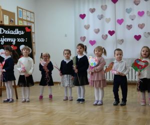 Przedszkolaki prezentują piosenki dla Babci i Dziadka
