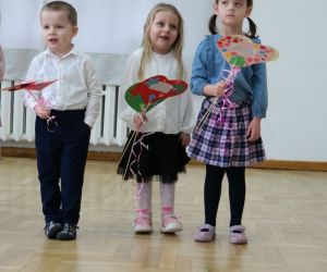 Dzieci śpiewają piosenkę