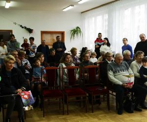 Dziadkowie uczestniczą w uroczystości