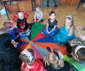 Przedszkolaki uczestniczą w grach i zabawach