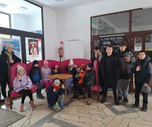 Dzieci i dorośli w poczekalni kina.