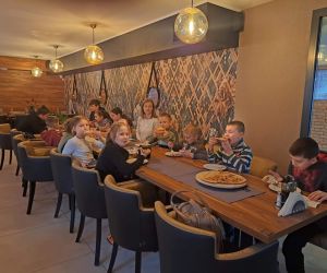 Dzieci w trakcie posiłku w pizzerii.