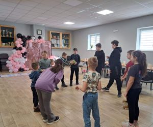 Grupa dzieci podczas gier i zabaw.