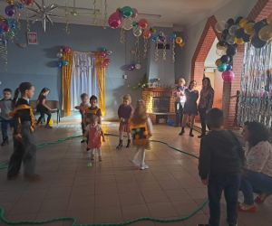 Dzieci w trakcie gier i zabaw.