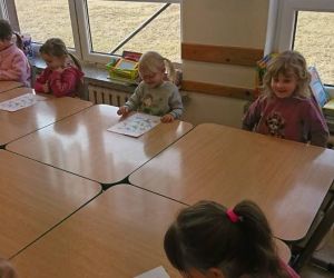 Dzieci w trakcie zajęć bibliotecznych.