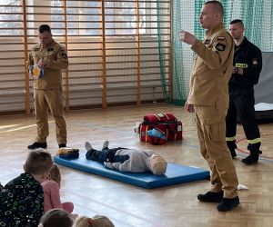 Strażacy podczas pogadanki 