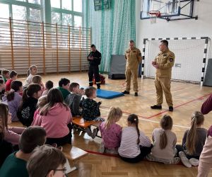 Strażacy omawiają zasady udzielania pierwszej pomocy