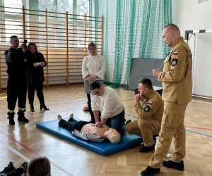 Nauczycielka wykonuje masaż serca
