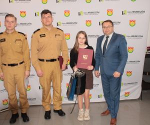 Uczennica otrzymuje nagrodę za zajęcie 2 miejsca 