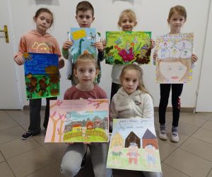 Pierwszoklasiści biorący udział w konkursie prezentują swoje prace